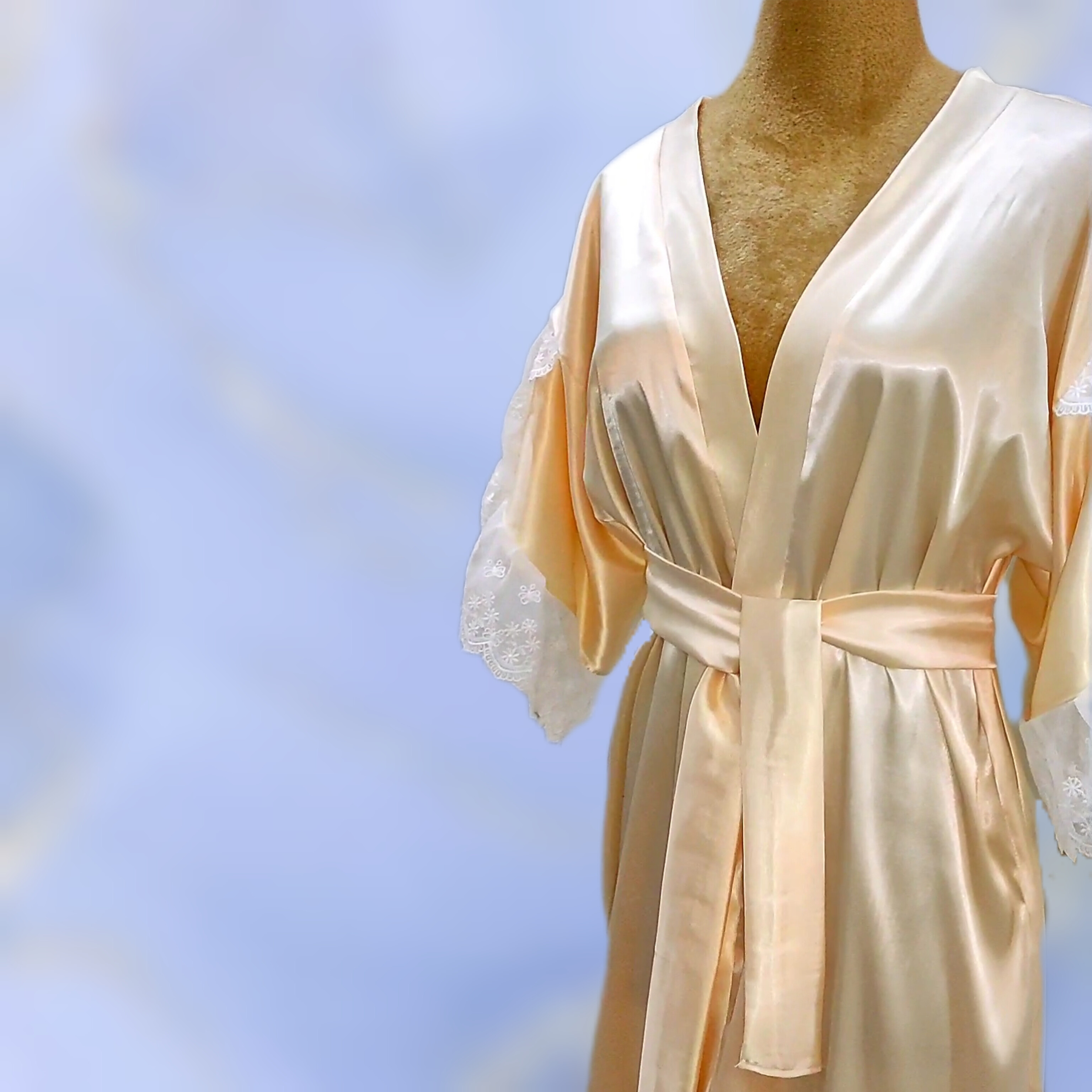 ربدوشامبر ساتن ال ایکس زنانه با سر آستین گیپور گلدوزی کرمی