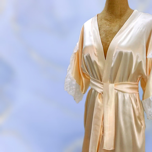 ربدوشامبر ساتن ال ایکس زنانه با سر آستین گیپور گلدوزی کرمی